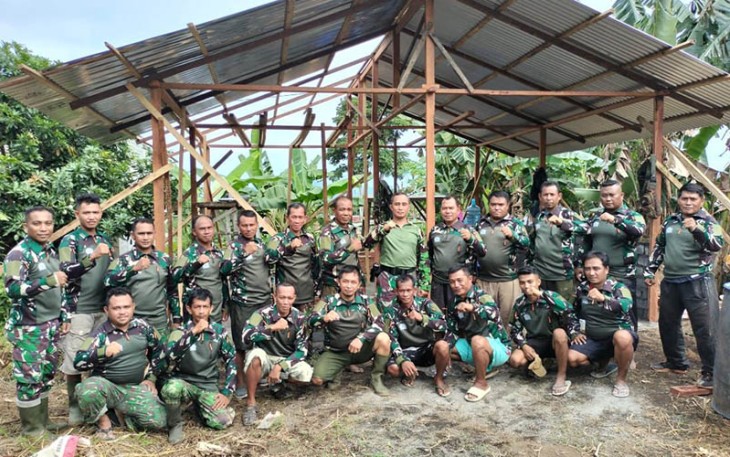 Dandim 1310/Bitung saat foto bersama personil tukang kodim 1310/Bitung