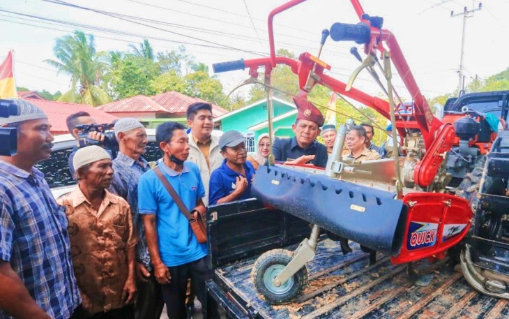 Gubernur Ansar saat Serahkan Bantuan ke Poktan Bintan