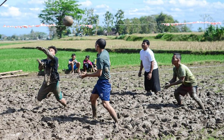 Perlombaan bola voli warga menyambut HUT Kemerdekaan RI ke-77, di lingkungan Blok 2, Dukuh Banaran, Desa Jatiharjo, Kecamatan Karanganyar, Kabupaten Karanganyar, Minggu (7/8/2022).