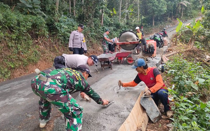 Babinsa Koramil 0806/12 Munjungan Bersama Bhabinkamtibmas saat Bantu Warga Perbaiki Jalan Rusak