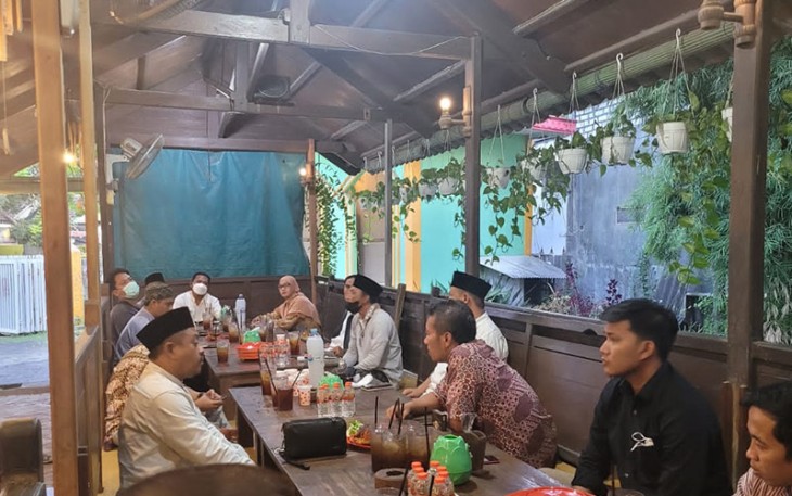 Buka bersama di salah satu rumah makan yang ada di Desa Abar-Abir Bungah Gresik, Kamis (7/4/2022).