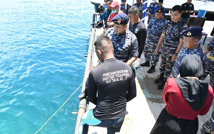 TNI AL Pulihkan Terumbu Karang di Perairan Hansisi Kupang