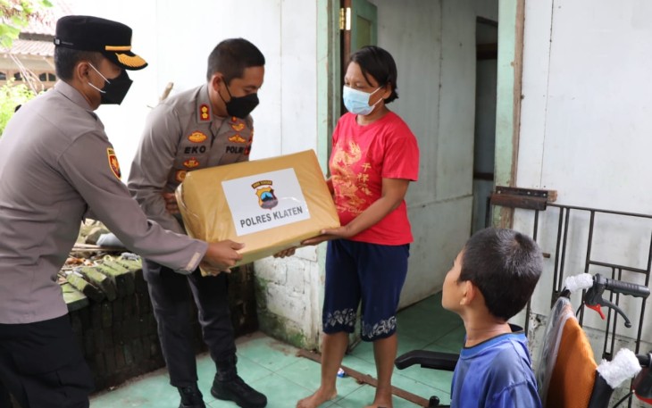 Kapolres Klaten saat menyerahkan bantuan kepada Thoyib Penyandang disabilitas 