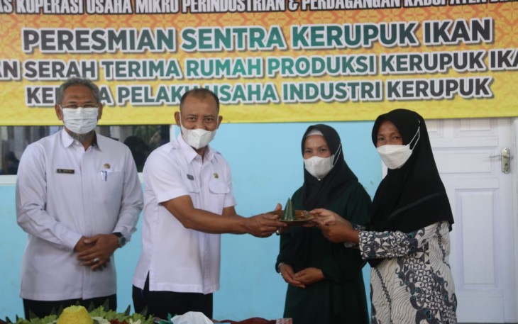 Dinas Koperasi Usaha Mikro Perindustrian dan Perdagangan melakukan Peresmian Sentra Kerupuk Ikan dan Serah Terima Rumah Produksi Kerupuk Ikan kepada para pelaku usaha industri kerupuk