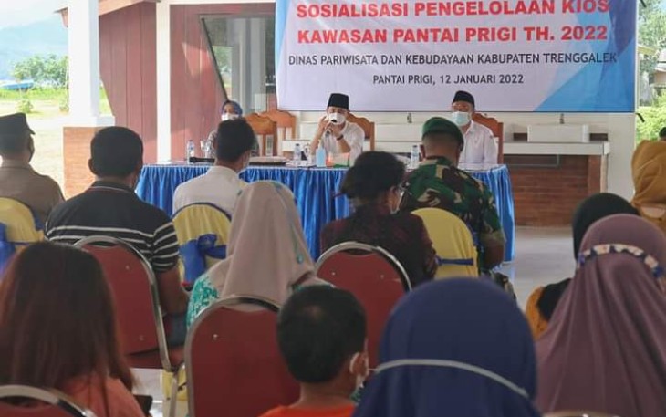 Bupati Trenggalek, Mochamad Nur Arifin, saat sosialisasi pengolahan kios kawasan pantai Prigi, Tahun 2022, bersama Dinas Pariwisata dan Kebudayaan, Rabu (12/1/2022) (Foto : Hardi Rangga, klikwarta.com).