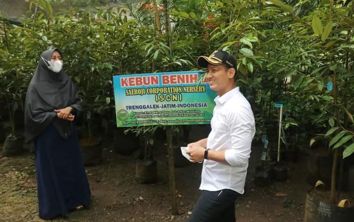 Bupati Trenggalek, Mochamad Nur Arifin, saat mengunjungi pembibitan benih Durian Ripto, khas Kabupaten Trenggalek, milik Saeroji, Desa Dukuh Kecamatan Watilimo, Kabupaten Trenggalek, Rabu (12/1/2022) (Foto : Hardi Rangga, klikwarta.com).