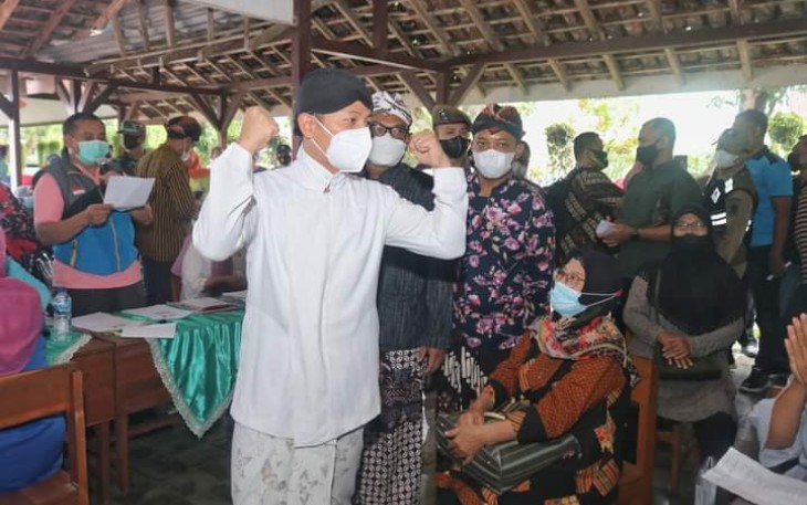 Bupati Trenggalek, Mochamad Nur Arifin, saat meninjau Vaksinasi Booster, Kamis (13/1/2022) (Foto : Hardi Rangga, klikwarta.com).