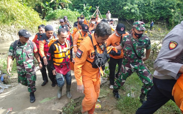 Setelah dilakukan pencarian selama 16 jam, jenasah Ananda Dwi Yoga Putra akhirnya berhasil ditemukan oleh petugas dan TRC BPBD Blora.