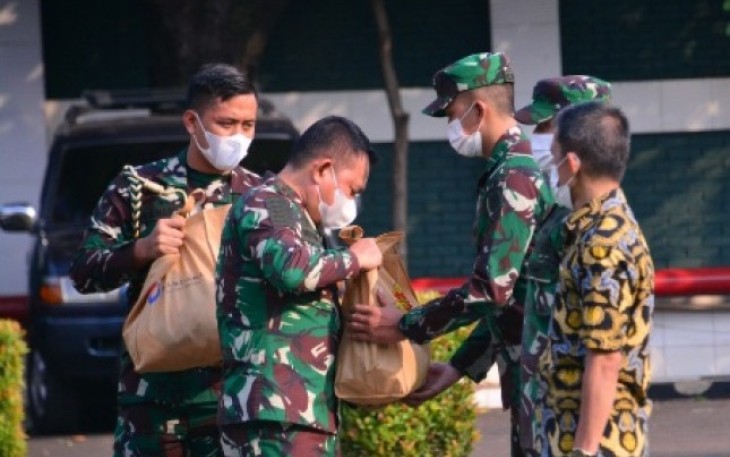 Kasad ketika menyerahkan bingkisan 