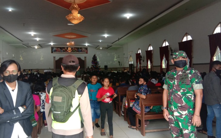 Babinsa Koramil 1016-04/Manuhing, Serma Marhadi, saat melaksanakan Pengamanan Gereja pada perayaan Ibadah Natal Keluarga Besar PT. Kalimantan Hamparan Sawit (KHS)