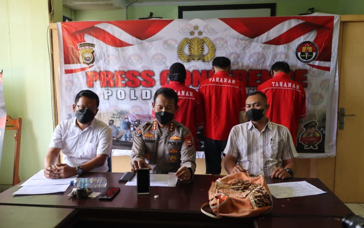 Kabid Humas Polda Bengkulu, Kombes Pol Sudarno, S.Sos., M.H, didampingi Kasubdit I dan Kasubdit II Ditresnarkoba, saat konferensi Pers