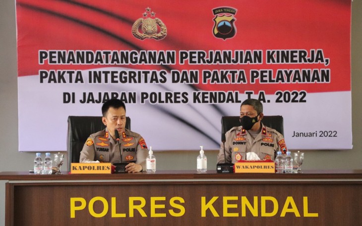 Kapolres Kendal saat memberi arahan pada penandatanganan perjanjian kinerja dan pakta integritas dan pakta pelayanan tahun anggaran 2022