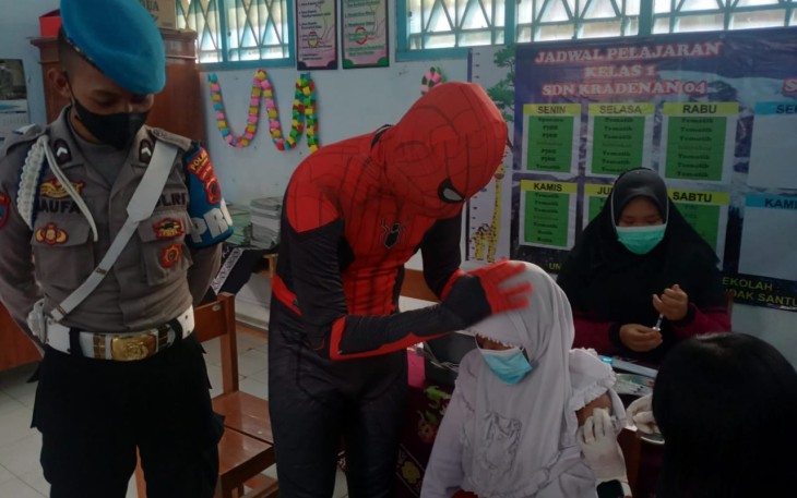 Polsek Pekalongan Selatan, Koramil dan Petugas Puskesmas menggelar vaksinasi anak di SD Negeri 4 Kradenan