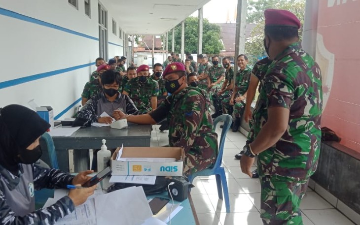 Prajurit Yonmarhanlan VIII Bitung saat mengantri untuk melaksanakan Vaksinasi tahap tiga