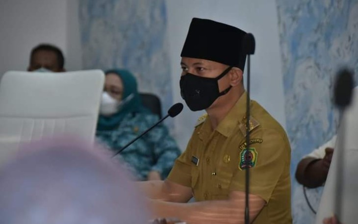 Bupati Trenggalek, Mochamad Nur Arifin, saat menggelar konsultasi publik secara hybrid (daring dan luring) di Gedung Smart Center Trenggalek, Selasa (25/1/2022) (Foto : Hardi Rangga, klikwarta.com)