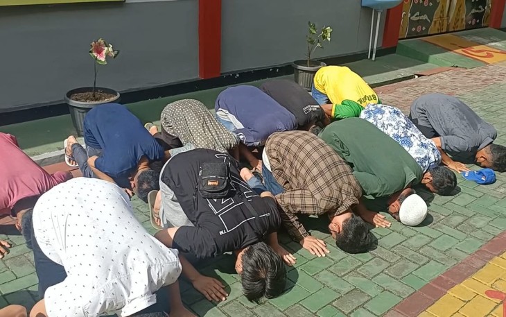 Belasan Warga Binaan Rutan Bengkulu Terima Asimilasi Sujud Syukur