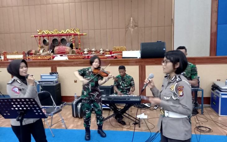 Kolaborasi Satsik Mabes AL bersama band Polwan Polda 