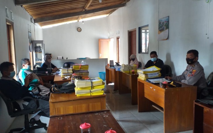 Sambang desa oleh anggota Polsek Patean dan Bhabinkamtibmas, di Balai Desa Pakisan 