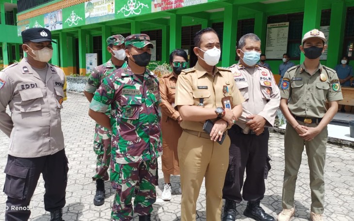 Danramil 1016-01 Pahandut Mayor Inf Rudiyanto, didampingi anggota saat menyambangi Siswa-Siswi SMPN 2 Palangka Raya