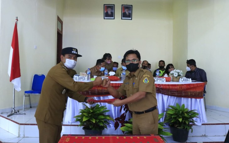 Ket. Foto: Penyerahan Berita Acara Musrenbang Kecamatan Sianjur Mulamula