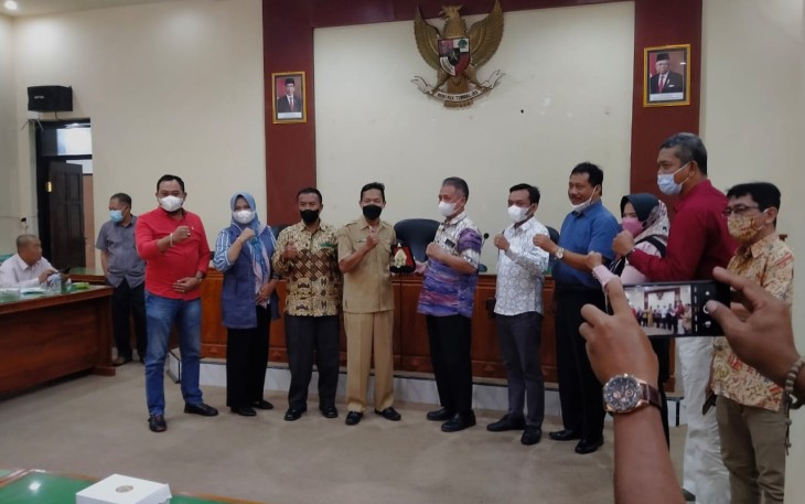 Serah terima cinderamata, Sekretaris DPRD Kabupaten Trenggalek dengan DPRD Kabupaten Sukoharjo, di aula DPRD Kabupaten Trenggalek, Selasa (8/2/2022) (Foto : Hardi Rangga, klikwarta.com).