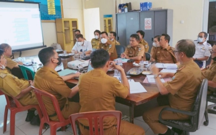 Rapat penyusunan peta jalan (Roadmap) pengendalian inflasi daerah tahun 2022-2024, di ruang rapat Sekretaris daerah (Sekda) Krui