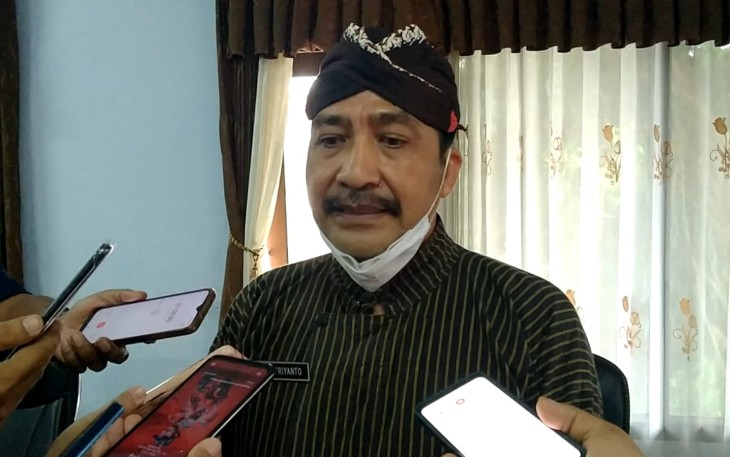 Kepala Bagian (Kabag) Perencanaan dan Keuangan Sekretariat DPRD Kabupaten Trenggalek, Yuli Priyanto, saat dikonfirmasi setelah menerima kunjungan DPRD Kabupaten Blitar, di aula Banmus, Kamis (10/2/2022) (Foto: Hardi Rangga, klikwarta.com).