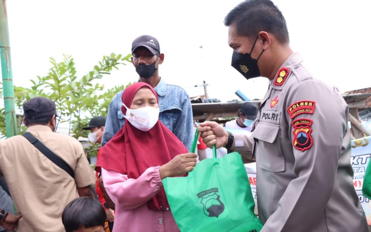 Penyerahan sembako, oleh Kapolres Pekalongan Kota
