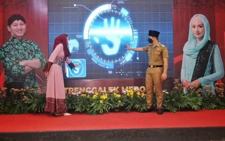 Bupati Trenggalek, saat melaunching pakaian dinas harian ASN produk UMKM lokal, di Pendopo Manggala Praja Nugraha, Senin (14/2/2022) (Foto : Hardi Rangga, klikwarta.com).