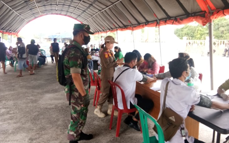 Babinsa Koramil 1016-06/Kurun, Serda Stevy Alimin, monitor giat vaksinasi