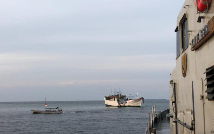 TNI AL Selamatkan Kapal Nelayan Kandas 