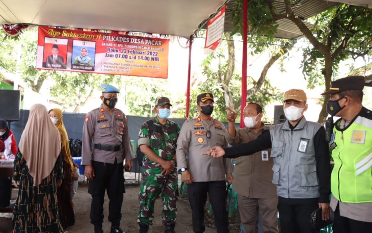 Kapolres Pekalongan Kota, AKBP Wahyu Rohadi beserta rombongan saat memantau Pilkades serentak