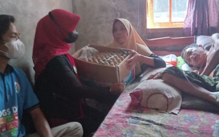 Komunitas Seluma Women Volunteers (SWV) - Relawan Sedekah saat berkunjung di kediaman Darmawan