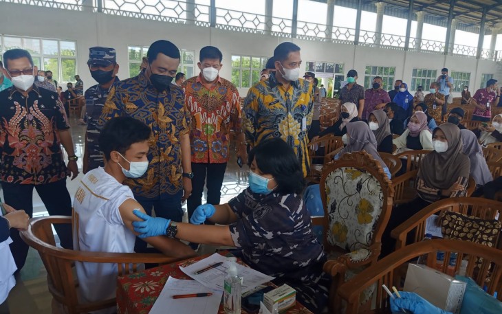  Gebyar vaksin booster di Auditorium Universitas Islam Selamat Sri (UNISS), Kendal, Senin, (28/2/2022)
