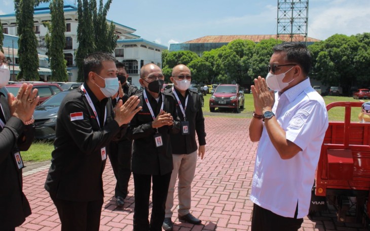 Wali Kota Bitung Ir. Maurits Mantiri, saat menerima bantuan dari Bank Prisma Dana
