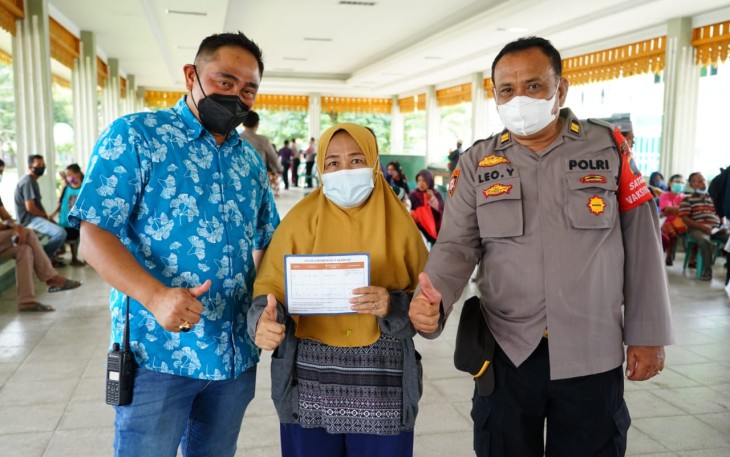 Vaksinasi massal oleh Polres Tebing Tinggi, di Anjungan Sri Mersing Lapangan Merdeka Kota Tebing Tinggi 