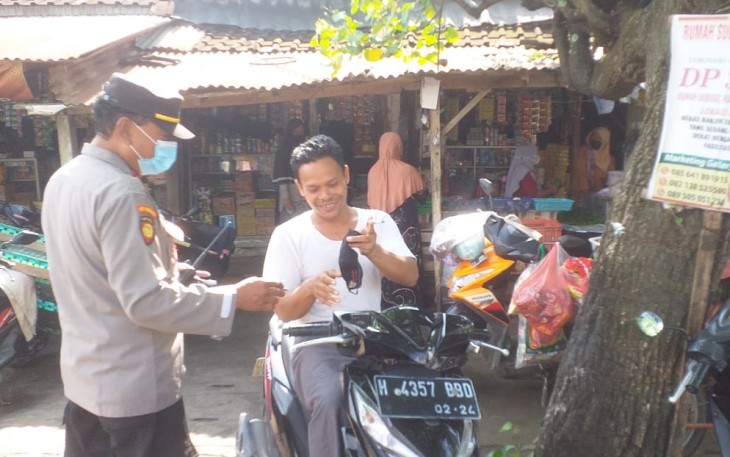 Jajaran Polsek Cepiring saat memberikan imbauan kepada masyarakat
