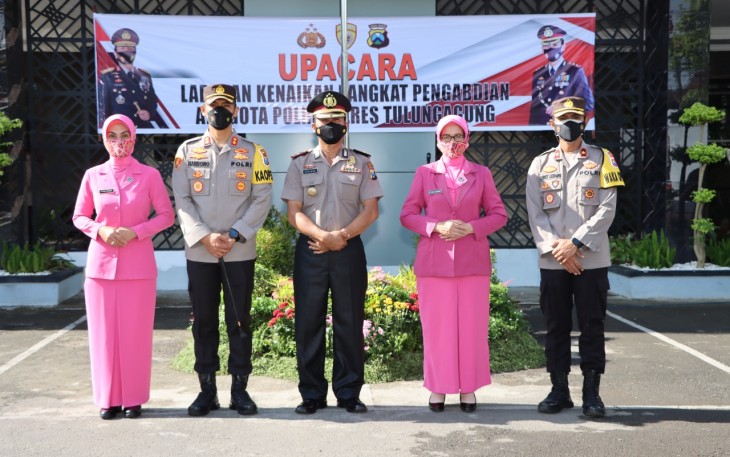 Foto bersama Kapolres Tulungagung, usai upacara korps raport kenaikan pangkat pengabdian 