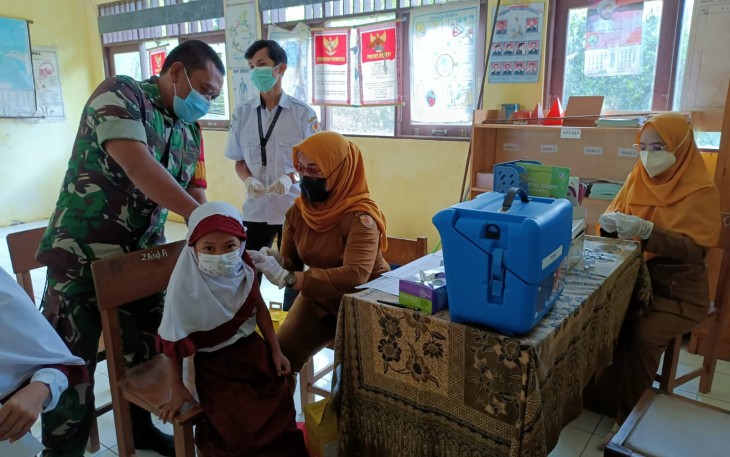 Babinsa  Kawal Vaksinasi Anak