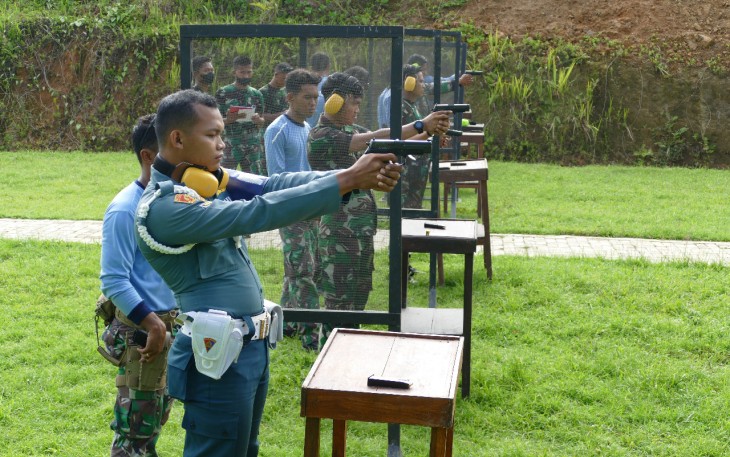 Prajurit Mako Koarmada III Latihan Menembak Pistol