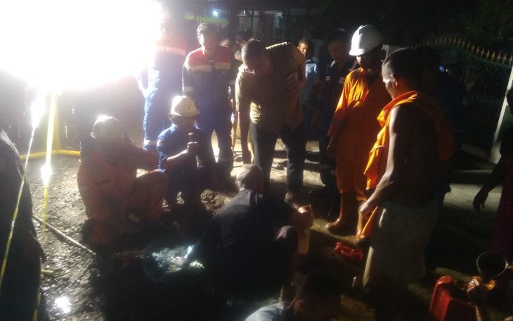 Warga kecamatan Sambong, Kabupaten Blora, "panen" minyak mentah yang mengalir di selokan