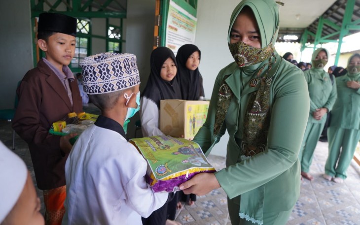 Ketua Persit KCK Koorcab Rem 121 PD XII Tanjungpura Berbagi Kasih di Ponpes