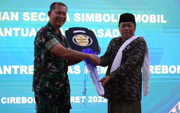 Danrem 063/SGJ Serahkan Bantuan Mobil Dari Kasad Ke Ponpes Khas Kempek Kab Cirebon