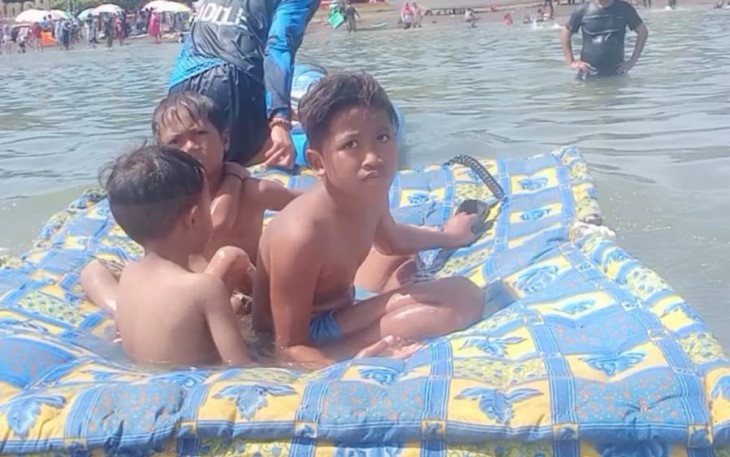 Tiga bocah terbawa arus saat bermain di pantai 
