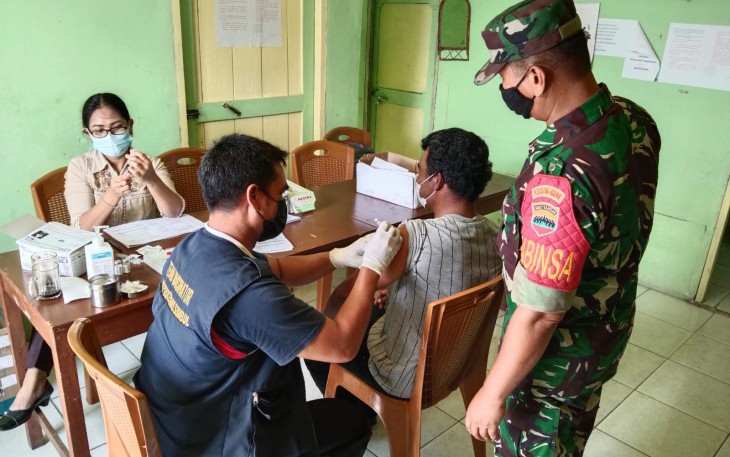 Babinsa Koramil 01/Sbl Monitoring Vaksinasi Covid-19 Tahap 3 Warga