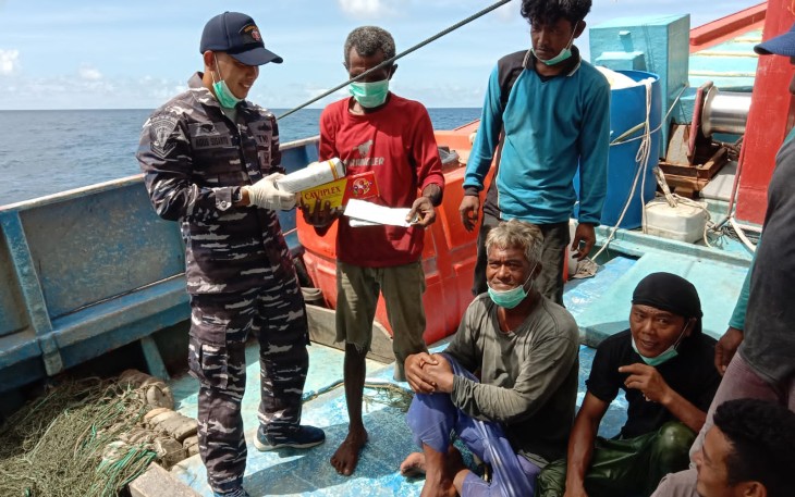 Ditengah Laut Pun, KRI Banjarmasin-592 Sempatkan Waktu Untuk Berbagi