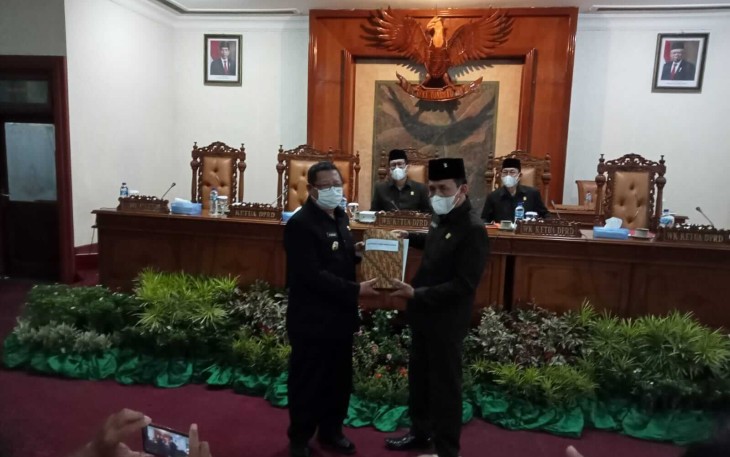 Penyerahan secara simbolis usai rapat paripurna