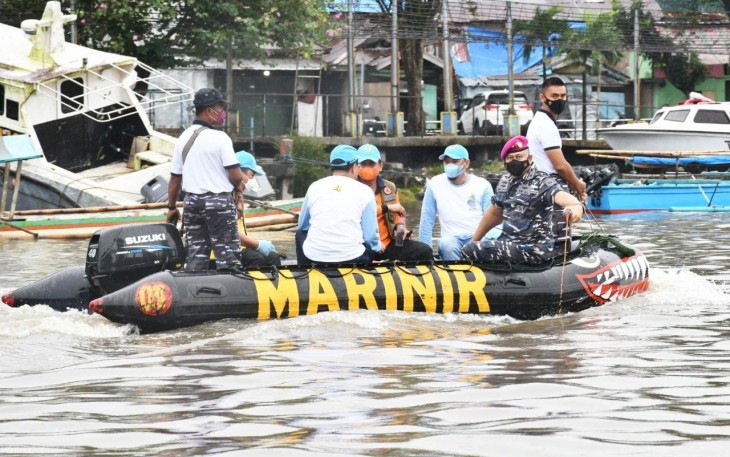 TNI AL Ajak Warga Bersih-Bersih Sungai