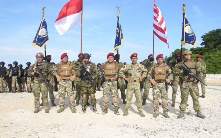 Pangkoarmada III Bersama Pasukan Elit TNI Angkatan Laut (Kopaska) Menyerbu Pulau Damar