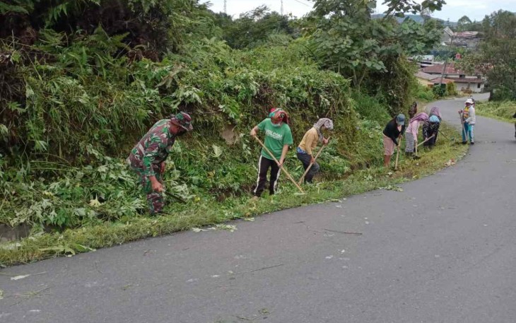 Babinsa Koramil 07/Salak Gotong Royong Bersama Warga Binaan Desa Sibagindar